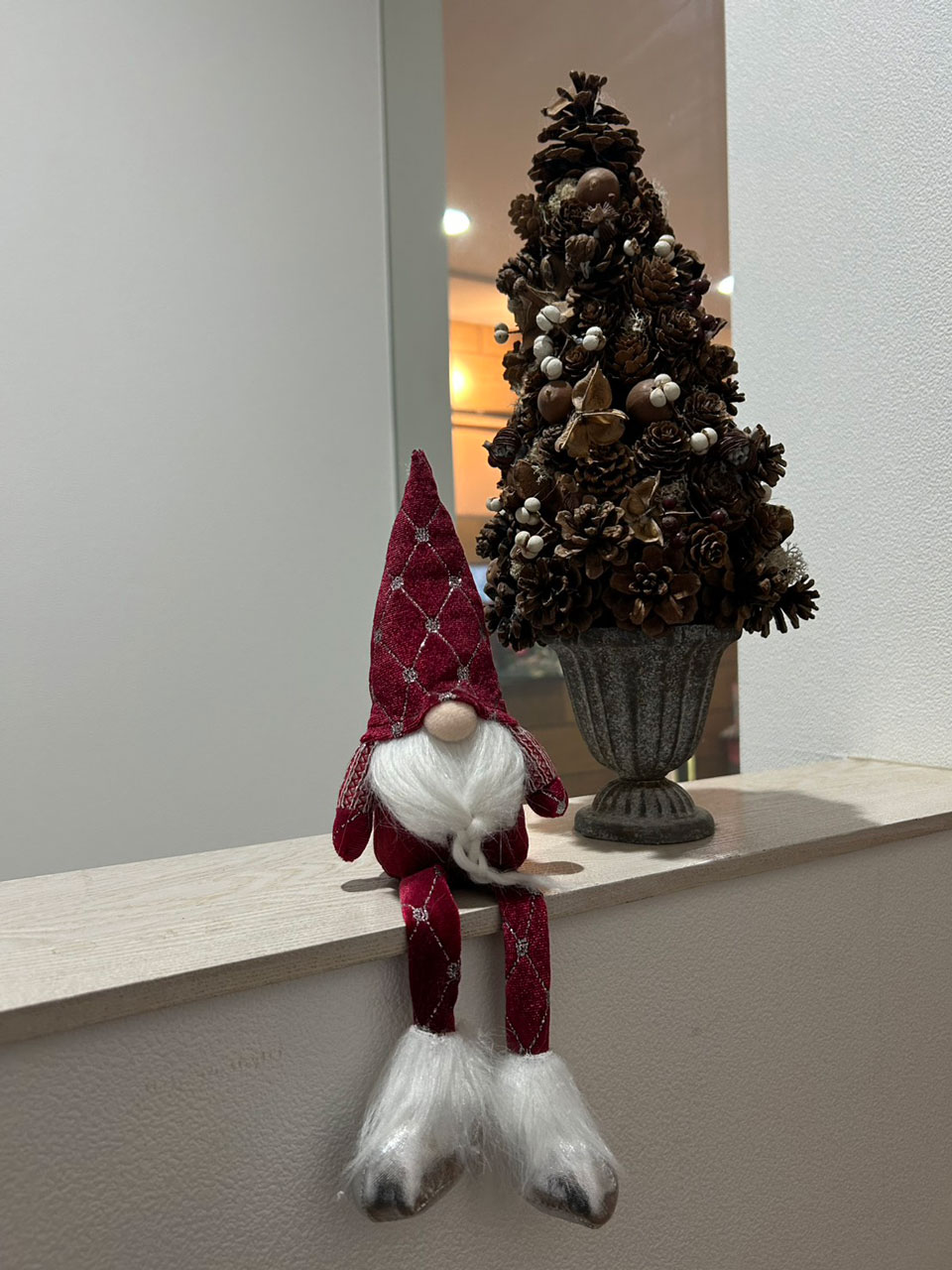 クリスマスツリーとサンタの人形が飾られているスタジオの画像