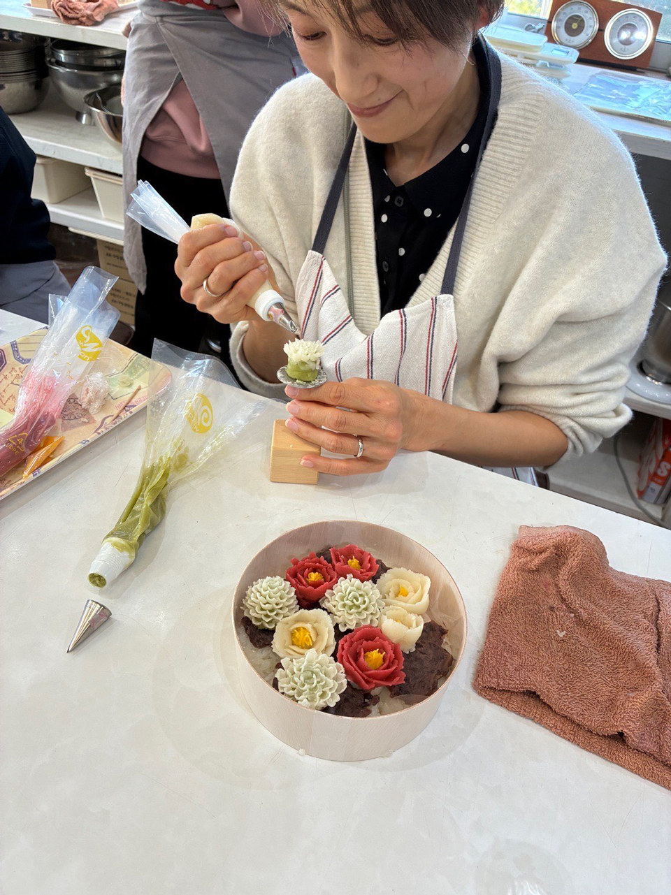 あんこのお花絞りの様子