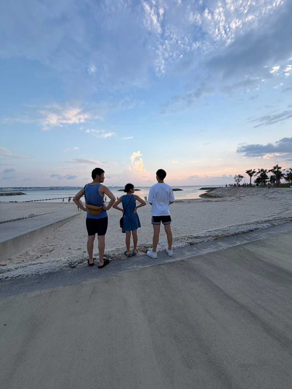 沖縄のビーチで海眺める家族の画像