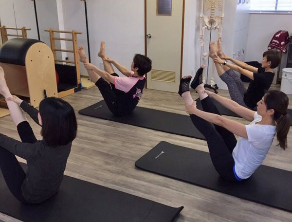 マットを使ったグループレッスンの様子