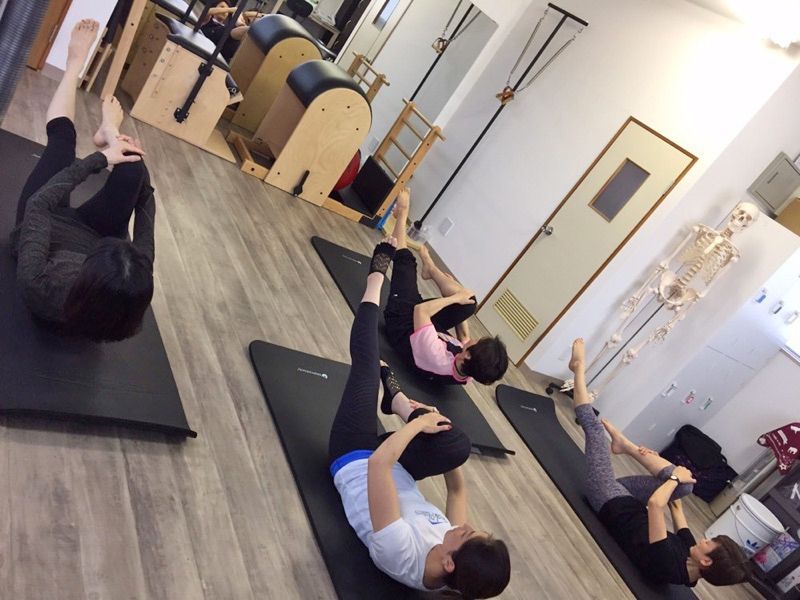 マットを使ったグループレッスンの様子